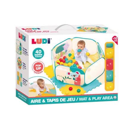 PISCINA CON PALLINE E TAPPETO